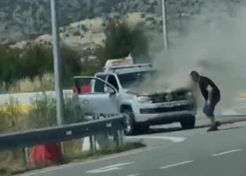 Αυτοκίνητο πήρε φωτιά κοντά στα διόδια Σιάτιστας-Δείτε βίντεο με τις προσπάθειες οδηγού και περαστικών να σβήσουν τις φλόγες