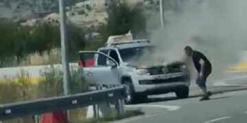 Αυτοκίνητο πήρε φωτιά κοντά στα διόδια Σιάτιστας-Δείτε βίντεο με τις προσπάθειες οδηγού και περαστικών να σβήσουν τις φλόγες