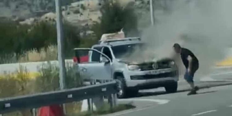 Αυτοκίνητο πήρε φωτιά κοντά στα διόδια Σιάτιστας-Δείτε βίντεο με τις προσπάθειες οδηγού και περαστικών να σβήσουν τις φλόγες