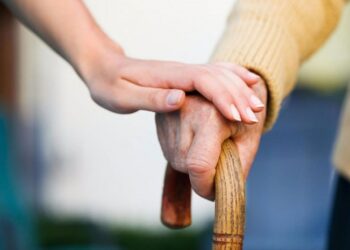 Φρόντιζε τον ηλικιωμένο γείτονά της και εκείνος της άφησε το σπίτι του – «Τα παιδιά του είναι έξαλλα επειδή δεν κληρονόμησαν τίποτα»