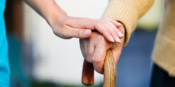 Φρόντιζε τον ηλικιωμένο γείτονά της και εκείνος της άφησε το σπίτι του – «Τα παιδιά του είναι έξαλλα επειδή δεν κληρονόμησαν τίποτα»