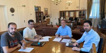 Υπογραφές συμβάσεων για την αναβάθμιση των χώρων υγιεινής σε σχολικές μονάδες του Δήμου Κοζάνης, συμβάλλοντας στην ανάπτυξη της προσβασιμότητας για Άτομα με Αναπηρία