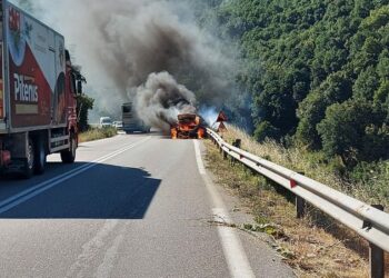 Στις φλόγες αυτοκίνητο έξω από τον Μεταξά Σερβίων-“Λαμπάδιασε” το όχημα