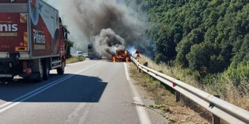 Στις φλόγες αυτοκίνητο έξω από τον Μεταξά Σερβίων-“Λαμπάδιασε” το όχημα