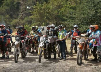 Το Τμήμα Τροχαίας Καστοριάς διένειμε ενημερωτικά φυλλάδια για τη χρήση κράνους στον 4ο περιφερειακό αγώνα πρωταθλήματος «scramble» Δυτικής Μακεδονίας