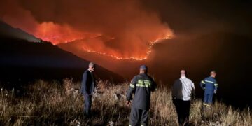 Δύσκολη νύχτα στο μέτωπο της φωτιάς σε Ποντοκώμη-Λιβερά. Φωτογραφίες