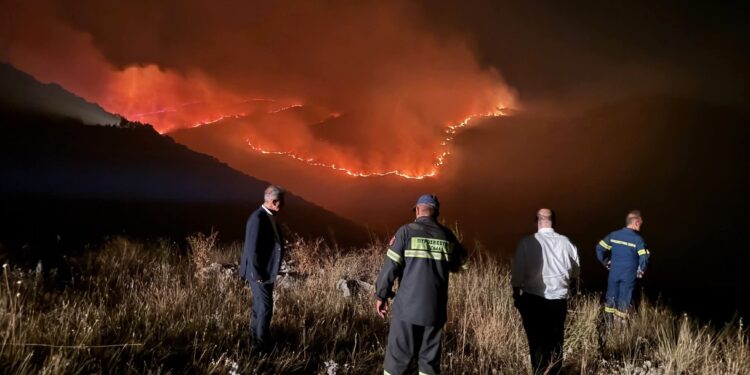 Δύσκολη νύχτα στο μέτωπο της φωτιάς σε Ποντοκώμη-Λιβερά. Φωτογραφίες