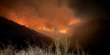 Δύσκολη νύχτα στο μέτωπο της φωτιάς σε Ποντοκώμη-Λιβερά. Φωτογραφίες