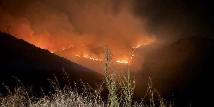 Δύσκολη νύχτα στο μέτωπο της φωτιάς σε Ποντοκώμη-Λιβερά. Φωτογραφίες