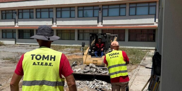 Νεάπολη: Ξεκίνησαν οι εργασίες στον αύλειο χώρο του Λυκείου. Φωτογραφίες