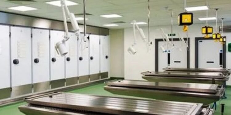 Υγειονομική βόμβα η Ιατροδικαστική Πάτρας: Ξεχασμένα πτώματα και οστά – Ποντίκια έκοβαν βόλτες