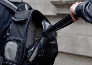 Θύμα κλοπής έπεσε τουρίστας λίγα δευτερόλεπτα αφότου ρώτησε ταξιτζή αν είναι ασφαλής η Ομόνοια