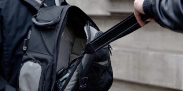 Θύμα κλοπής έπεσε τουρίστας λίγα δευτερόλεπτα αφότου ρώτησε ταξιτζή αν είναι ασφαλής η Ομόνοια