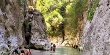 Προειδοποίηση για κατολισθήσεις στον Αχέροντα – Έπεσε τεράστιος βράχος δίπλα σε περιπατητές