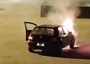 Σιάτιστα: Λαμπάδιασε αυτοκίνητο στο πάρκινγκ του Γυμνασίου