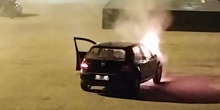 Σιάτιστα: Λαμπάδιασε αυτοκίνητο στο πάρκινγκ του Γυμνασίου