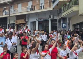 Σιάτιστα: Η μεγάλη και εντυπωσιακή παρέλαση των καβαλάρηδων της Παναγίας- Βίντεο και φωτογραφίες