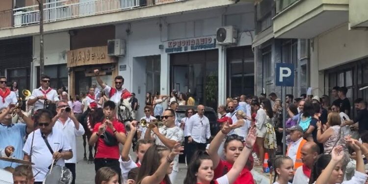 Σιάτιστα: Η μεγάλη και εντυπωσιακή παρέλαση των καβαλάρηδων της Παναγίας- Βίντεο και φωτογραφίες