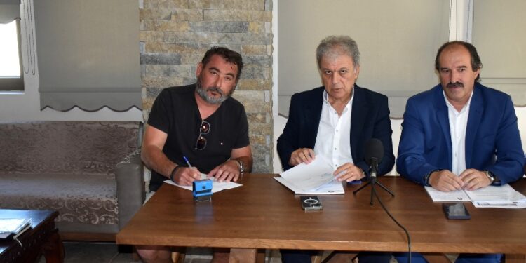 Υπογράφηκε η σύμβαση εκτέλεσης έργου «συντήρηση Ε.Ο.2 περιοχή Βατοχωρίου» (Διασταύρωση Πρεσπών – Κρυσταλλοπηγή) από τον Περιφερειάρχη Δυτικής Μακεδονίας Γιώργο Αμανατίδη