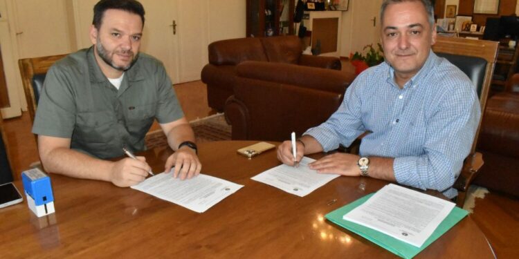 Δήμος Κοζάνης: Υπογραφή σύμβασης για τη συντήρηση και την επισκευή δώματος του 2ου Λυκείου και 2ου ΕΠΑΛ Κοζάνης 