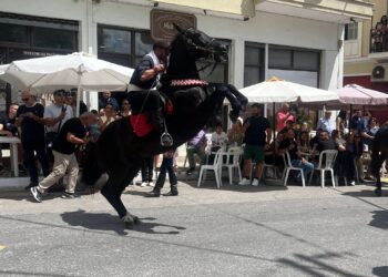 Σιάτιστα: Η μεγάλη και εντυπωσιακή παρέλαση των καβαλάρηδων της Παναγίας- Βίντεο και φωτογραφίες