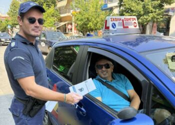 Από αστυνομικούς του Τμήματος Τροχαίας Γρεβενών, πραγματοποιήθηκε ενημερωτική δράση με διανομή ενημερωτικών φυλλαδίων