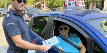 Από αστυνομικούς του Τμήματος Τροχαίας Γρεβενών, πραγματοποιήθηκε ενημερωτική δράση με διανομή ενημερωτικών φυλλαδίων