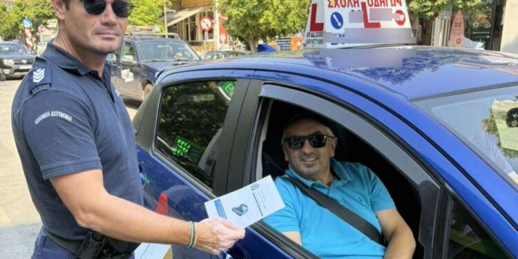 Από αστυνομικούς του Τμήματος Τροχαίας Γρεβενών, πραγματοποιήθηκε ενημερωτική δράση με διανομή ενημερωτικών φυλλαδίων