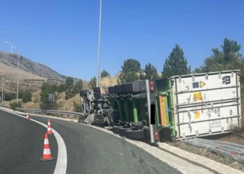 Ανατράπηκε νταλίκα στη Σιάτιστα