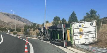 Ανατράπηκε νταλίκα στη Σιάτιστα