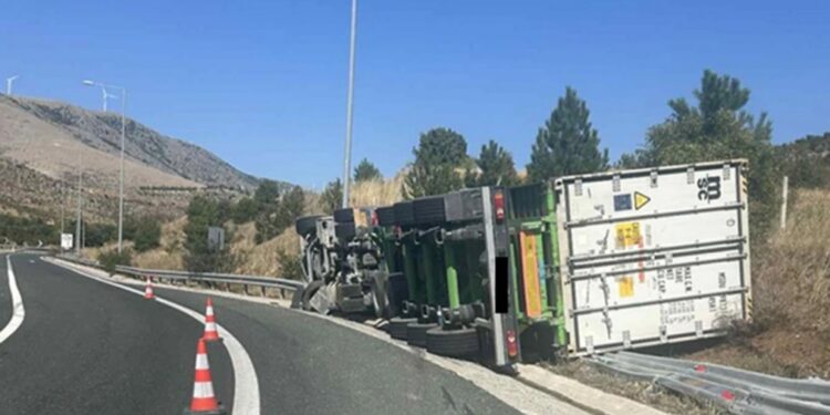 Ανατράπηκε νταλίκα στη Σιάτιστα