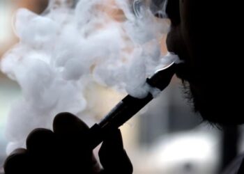 Του έσκασε ηλεκτρονικό τσιγάρο στο στόμα – Του έκαψε τα ούλα