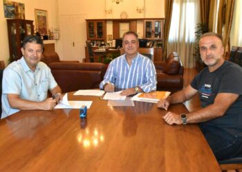 Δήμος Κοζάνης: Υπογραφή σύμβασης για το έργο κατασκευής συνθετικού τάπητα (ταρτάν) στο Δημοτικό Γήπεδο Αιανής