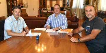 Δήμος Κοζάνης: Υπογραφή σύμβασης για το έργο κατασκευής συνθετικού τάπητα (ταρτάν) στο Δημοτικό Γήπεδο Αιανής