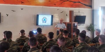 Αστυνομικοί του Τμήματος Τροχαίας Γρεβενών πραγματοποίησαν ενημερωτική διάλεξη, για την οδική ασφάλεια στους στρατιώτες του Κέντρου   Νεοσυλλέκτων Γρεβενών