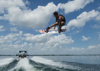 Τραυματίστηκε κάνοντας wakeboarding στη Σαντορίνη 27χρονος – Εξετάζεται η μεταφορά του σε νοσοκομείο της Αθήνας