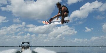 Τραυματίστηκε κάνοντας wakeboarding στη Σαντορίνη 27χρονος – Εξετάζεται η μεταφορά του σε νοσοκομείο της Αθήνας