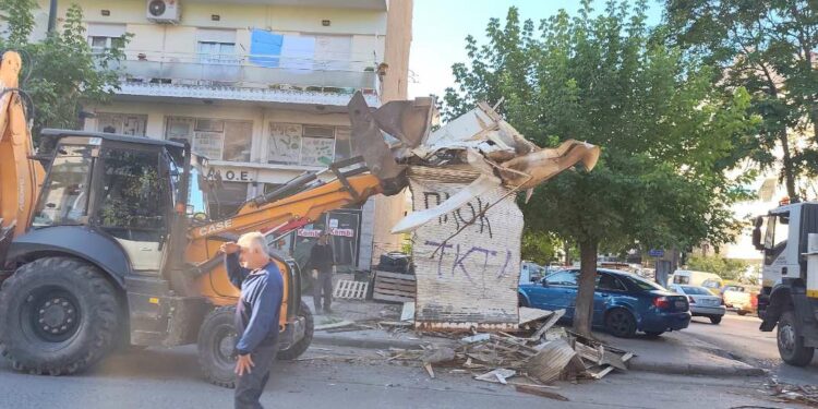 Δήμος Γρεβενών: Απομάκρυνση παλαιών και αχρησιμοποίητων περιπτέρων από το κέντρο της πόλης