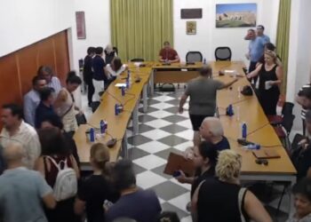 Με οριακή ψηφοφορία (10-9) το νέο 1ο Δημοτικό Σερβίων θα στεγαστεί στο κτήριο του 1ου Δημοτικού – Ένταση και αντεγκλήσεις στο Δ.Σ. Σερβίων (Βίντεο)