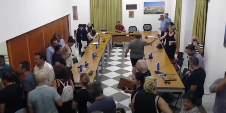 Με οριακή ψηφοφορία (10-9) το νέο 1ο Δημοτικό Σερβίων θα στεγαστεί στο κτήριο του 1ου Δημοτικού – Ένταση και αντεγκλήσεις στο Δ.Σ. Σερβίων (Βίντεο)