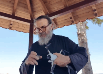 Νεάπολη: «Viral» ο Παπακώστας που «σηκώνει» drone, έχει κανάλι στο YouTube και προβάλλει το Βόιο
