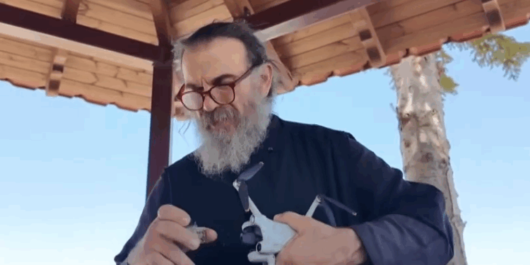 Νεάπολη: «Viral» ο Παπακώστας που «σηκώνει» drone, έχει κανάλι στο YouTube και προβάλλει το Βόιο