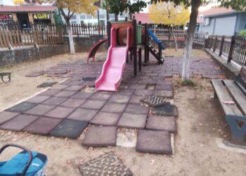 Κατεστραμμένη πλατεία και επικίνδυνη παιδική χαρά στο Τσοτύλι – Επιστολή δημότη