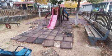 Κατεστραμμένη πλατεία και επικίνδυνη παιδική χαρά στο Τσοτύλι – Επιστολή δημότη