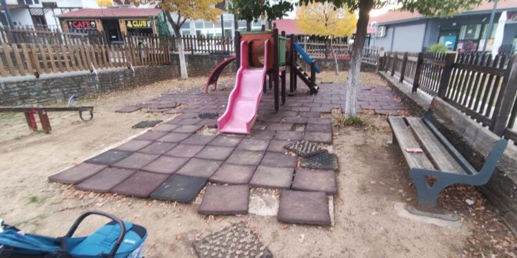 Κατεστραμμένη πλατεία και επικίνδυνη παιδική χαρά στο Τσοτύλι – Επιστολή δημότη