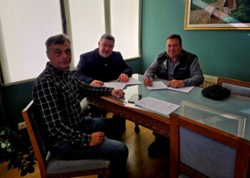 Υπογραφή Σύμβασης για την «ΑΠΟΚΑΤΑΣΤΑΣΗ ΒΛΑΒΩΝ ΣΕ ΤΕΧΝΙΚΑ ΤΗΣ ΕΠΑΡΧΙΑΚΗΣ ΟΔΟΥ ΤΡΑΝΟΒΑΛΤΟΥ – ΕΛΑΤΗΣ» από τον Αντιπεριφερειάρχη Π.Ε. Κοζάνης Κωνσταντίνο Βύζα
