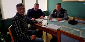 Υπογραφή Σύμβασης για την «ΑΠΟΚΑΤΑΣΤΑΣΗ ΒΛΑΒΩΝ ΣΕ ΤΕΧΝΙΚΑ ΤΗΣ ΕΠΑΡΧΙΑΚΗΣ ΟΔΟΥ ΤΡΑΝΟΒΑΛΤΟΥ – ΕΛΑΤΗΣ» από τον Αντιπεριφερειάρχη Π.Ε. Κοζάνης Κωνσταντίνο Βύζα