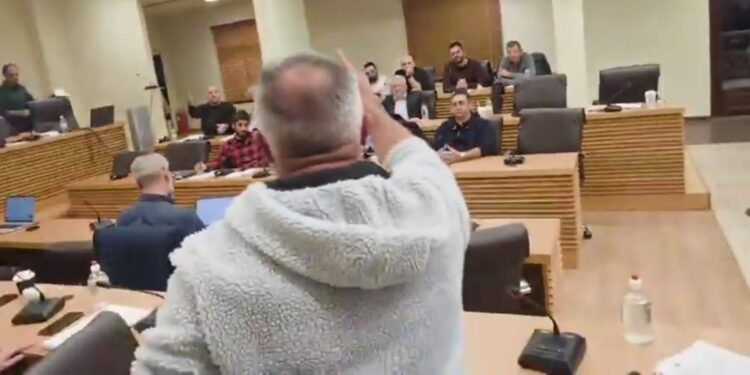 Με φωνές κι εντάσεις δέχτηκαν οι κάτοικοι της Αιανής την απόφαση του Δ.Σ. Κοζάνης για τη ΜΗ ανάκληση της απόφασης για τη κατάργηση του Ληξιαρχείου Αιανής