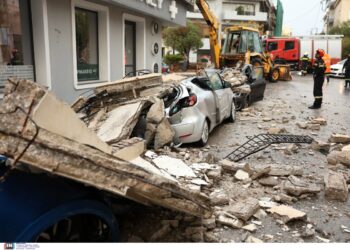 Λαύριο: Καρέ-καρέ η κατάρρευση του μπαλκονιού – Γυναίκα σώθηκε από θαύμα