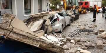 Λαύριο: Καρέ-καρέ η κατάρρευση του μπαλκονιού – Γυναίκα σώθηκε από θαύμα